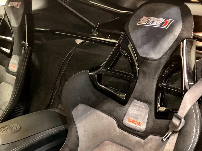 VOLLCARBON SCHALENSITZE FÜR AMG GT R